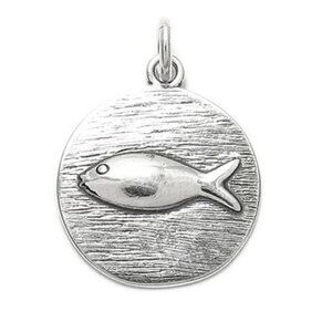 SMALL FISH ON ROUND PLAQUE CHARM IN STERLING SILVER.